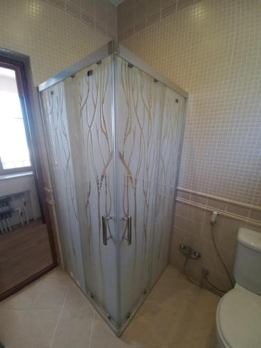 Et badeværelse på Zagulba-Buzovny House near the Sea 5 minutes walk Загородный Дом