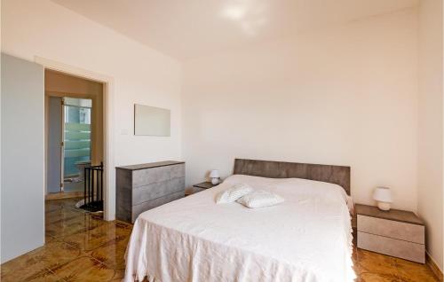 a bedroom with a bed with a white blanket at Amazing Home In Torre Chianca - Lecce in Monte Grappa