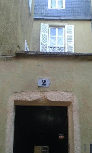 un bâtiment avec une porte avec son numéro dans l'établissement Chambre d'hôte d'une maison de chanoine - pas un hôtel, 3ème étage, 3 pièces, 90m2, à Autun