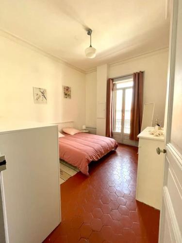 une chambre avec un lit et une fenêtre dans l'établissement LE MONTMORENCY 41 Authentique et Cosy Centre Historique Proximité Parking Gratuit, à Sète