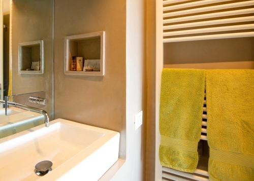 uma casa de banho com um lavatório e um espelho em Apartment San Benedetto em Pádua