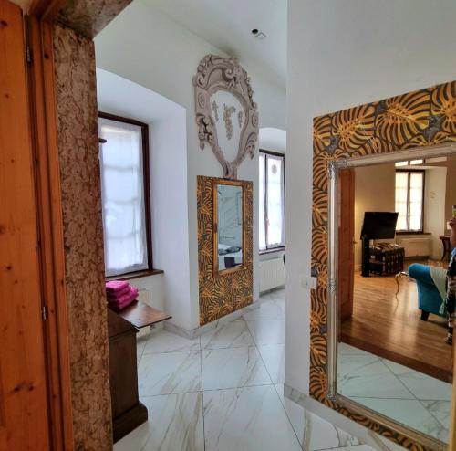 een kamer met een spiegel en een woonkamer bij Living The Dream in Arco