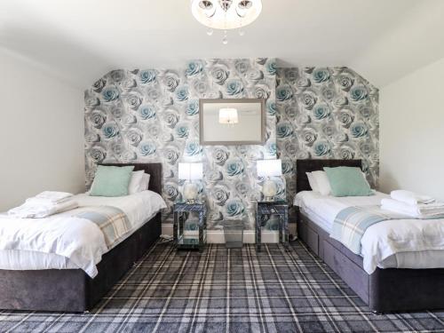 Postel nebo postele na pokoji v ubytování Holly Cottage