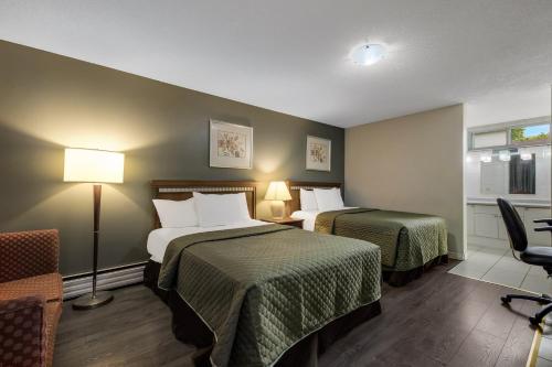 Ένα ή περισσότερα κρεβάτια σε δωμάτιο στο Knights Inn Burlington