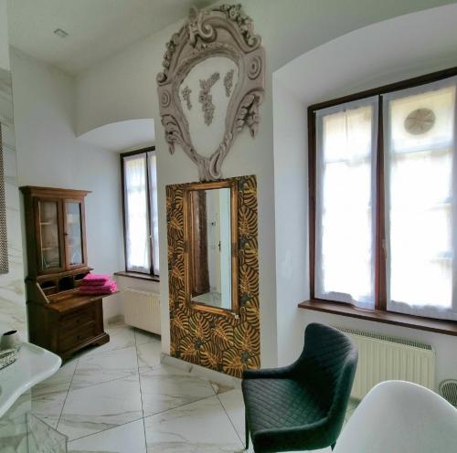 een badkamer met een spiegel, een stoel en een wastafel bij Living The Dream in Arco