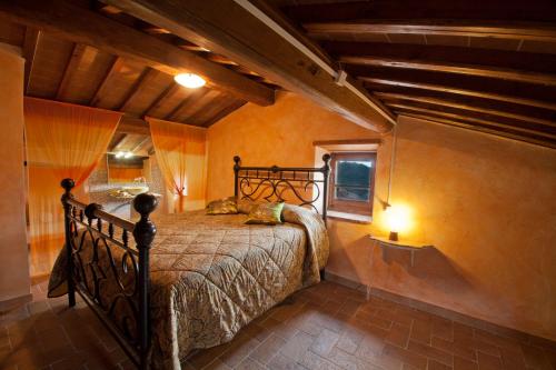 ein Schlafzimmer mit einem Bett in einem Zimmer in der Unterkunft Agriturismo D'ambiano in Arezzo