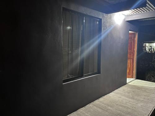 una ventana en una pared con un haz de luz en Tortuguero Villas en Tortuguero