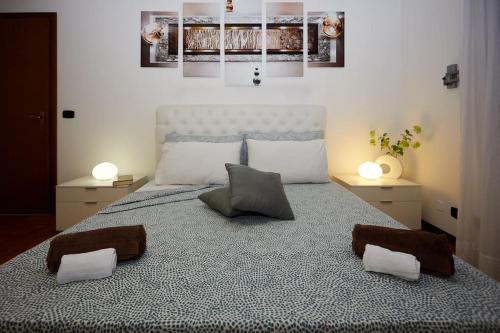 um quarto com uma cama grande com duas almofadas em Elegance and comfort a due passi da SACILE CENTRO em Sacile