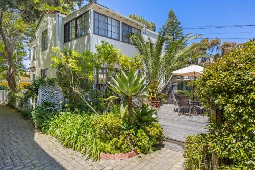 uma casa com um pátio com plantas em frente em East Beach Retreats em Santa Bárbara