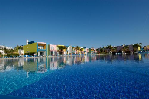 una grande piscina di acqua blu con edifici sullo sfondo di Orada Apartamentos Turísticos - Marina de Albufeira ad Albufeira