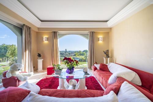 Postel nebo postele na pokoji v ubytování Propriété Prestige Mougins Cannes Hammam sauna, DISCOTHEQUE salle de Cinéma