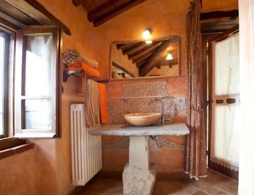 a bathroom with a sink and a mirror at Agriturismo D'ambiano in Arezzo