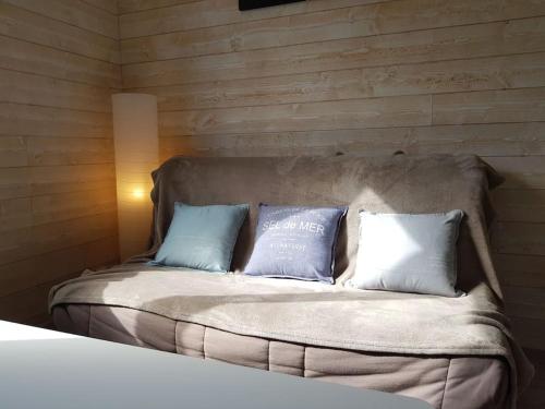 Een bed of bedden in een kamer bij T2 lumineux à 100 m de la plage