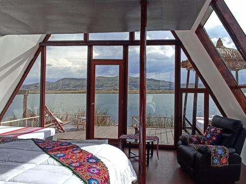 una camera da letto con vista sull'acqua di uros waliski alpina house a Puno