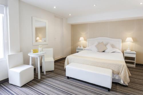 A bed or beds in a room at Facón Del Mar Hotel