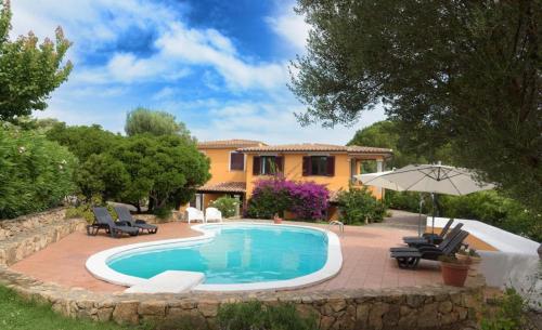 蒙特佩特羅素的住宿－Residence Agrifoglio，房屋前的游泳池