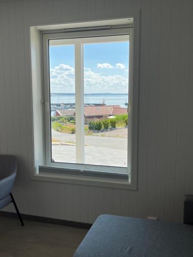 - une fenêtre dans une chambre avec vue sur l'océan dans l'établissement Vikerhavn, Hvaler, 