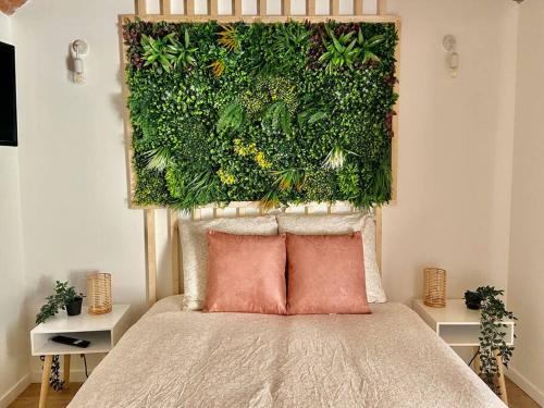 - une chambre dotée d'un lit avec un mur vert dans l'établissement Les Amourettes, à Rouen