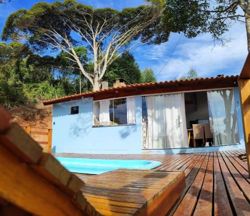 ein Haus mit einem Pool auf einer Terrasse in der Unterkunft Cantin da Mata in Domingos Martins