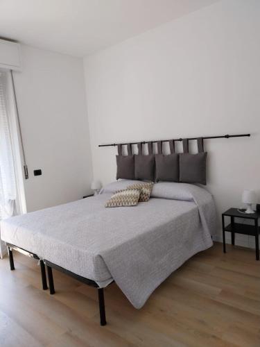 a bedroom with a large bed with a large headboard at Casa Elly in Riva di Solto