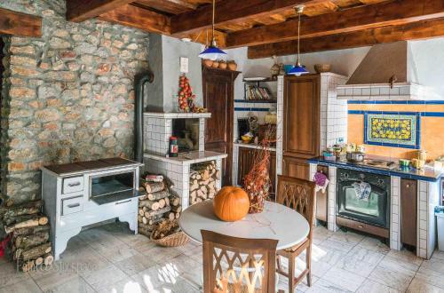 LúčkaにあるShambhala centrumのキッチン(カボチャの入ったテーブル付)