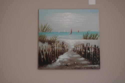 uma pintura de uma praia numa parede em Cantinho da Ribeira em Castelo Branco