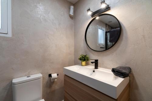 bagno con lavandino bianco e specchio di Apartamento Salinas a Fuengirola