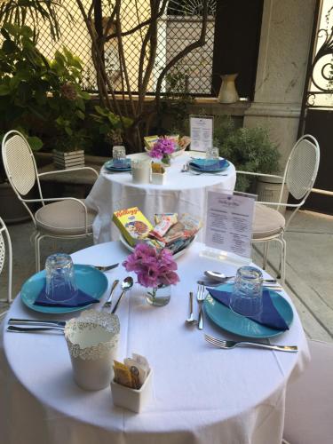 ein weißer Tisch mit Teller mit Lebensmitteln drauf in der Unterkunft Residenza Elisa in Desenzano del Garda
