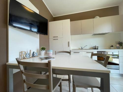 a kitchen with a table and chairs in a room at Casa Vacanze Alessandro in Spinone Al Lago