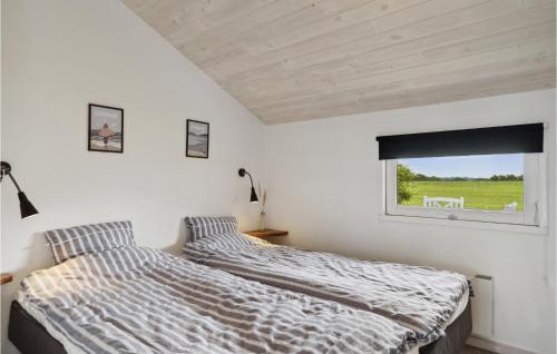Schlafzimmer mit einem Bett und einem Fenster in der Unterkunft Gorgeous Home In Fars With Wifi in Farsø