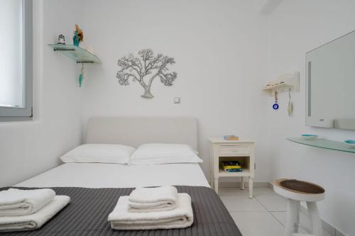 Un pat sau paturi într-o cameră la Villa Albion Stelida