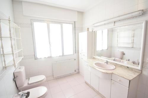 Koupelna v ubytování Piso de playa con terraza en el centro de Vilanova