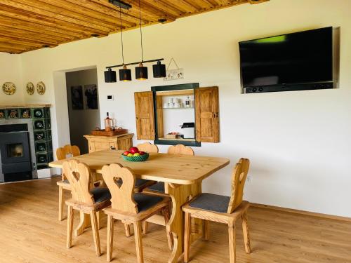 a dining room with a wooden table and chairs at Ferienhaus Lemsitz 34 in Lemsitz