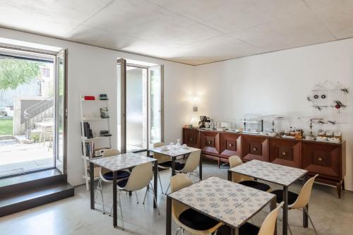 a kitchen with tables and chairs in a room at Casa do Conto - Arts & Residence in Porto