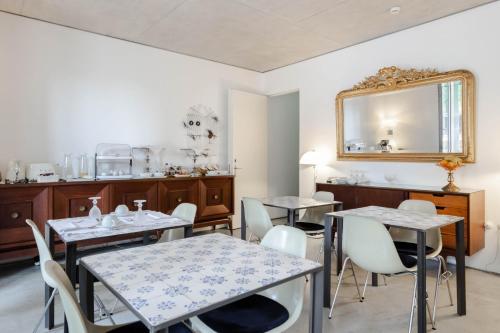 Ein Restaurant oder anderes Speiselokal in der Unterkunft Casa do Conto - Arts & Residence 