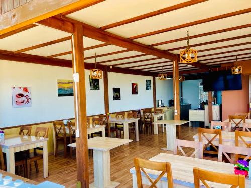 un restaurante con mesas y sillas en una habitación en Sea Line Hotel, en Shekhvetili