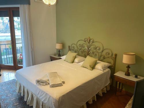 ein Schlafzimmer mit einem großen Bett mit weißer Bettwäsche und Kissen in der Unterkunft Panoramico a Posillipo in Neapel
