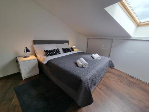 1 dormitorio con 1 cama con 2 toallas en Apartments Paradiso, en Pula
