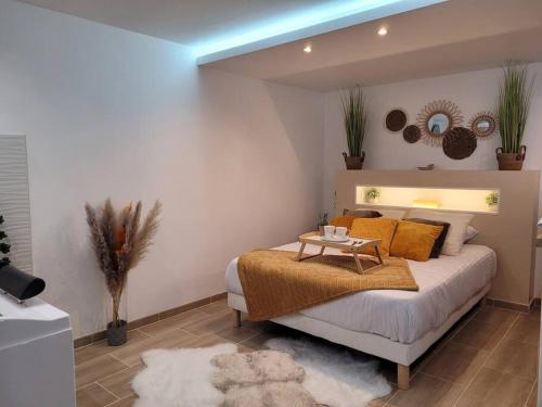 una camera da letto con un letto e un tavolo sopra di Appartement Privatif confort LA PHINE DETENTE a La Bassée