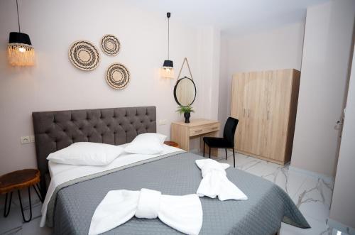 um quarto com uma cama com duas toalhas brancas em GreKa apartments em Kalivia Poligirou