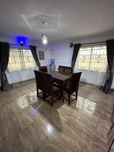 een eetkamer met een tafel en stoelen bij 3 Bedrooms Duplex in Ibadan
