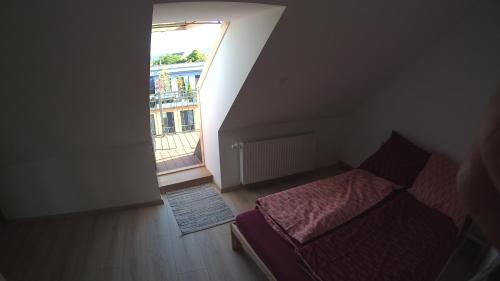 a small room with a bed and a window at Ferienwohnung Fernblick in Saalfeld