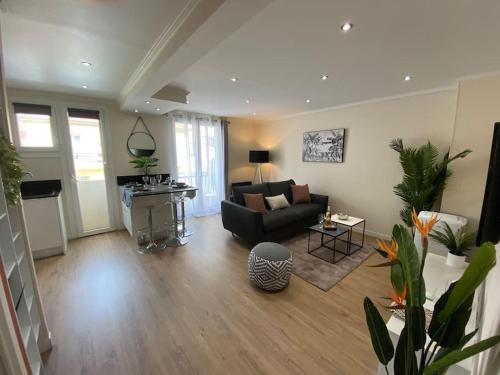 un salon avec un canapé et une table dans l'établissement Superbe 2P - 5 minutes de la plage à pied !, à Antibes