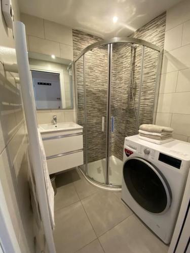 une salle de bain avec douche et machine à laver dans l'établissement Superbe 2P - 5 minutes de la plage à pied !, à Antibes