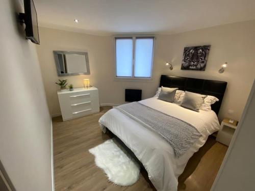 une chambre avec un grand lit et une télévision dans l'établissement Superbe 2P - 5 minutes de la plage à pied !, à Antibes
