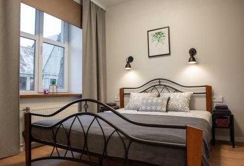 מיטה או מיטות בחדר ב-Friends and Family Vacation Apartments