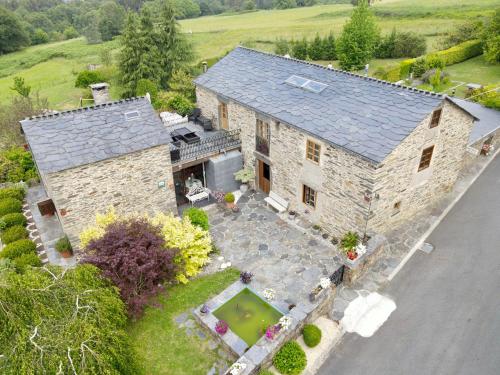 una vista aérea de una casa de piedra con patio en Casa Piñeiro, en Monfero
