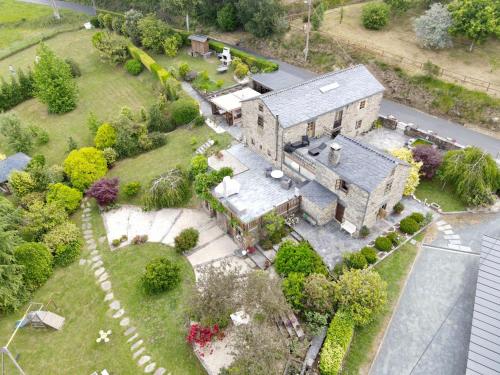 z góry widok na dom z ogródkiem w obiekcie Casa Piñeiro w mieście Monfero