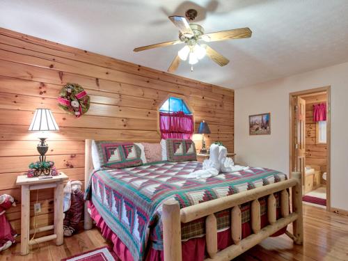 1 dormitorio con 1 cama y ventilador de techo en Mountain Mist, 2 Bedrooms, Sleeps 6, Pool Table, Pet Friendly, Indoor Pool en Sevierville