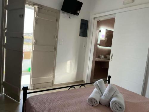 a bedroom with two towels sitting on a bed at AmatoNostro in Mandrakia
